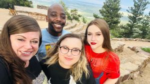 Hombre está casado con tres mujeres; ellas lo mantienen porque no trabaja