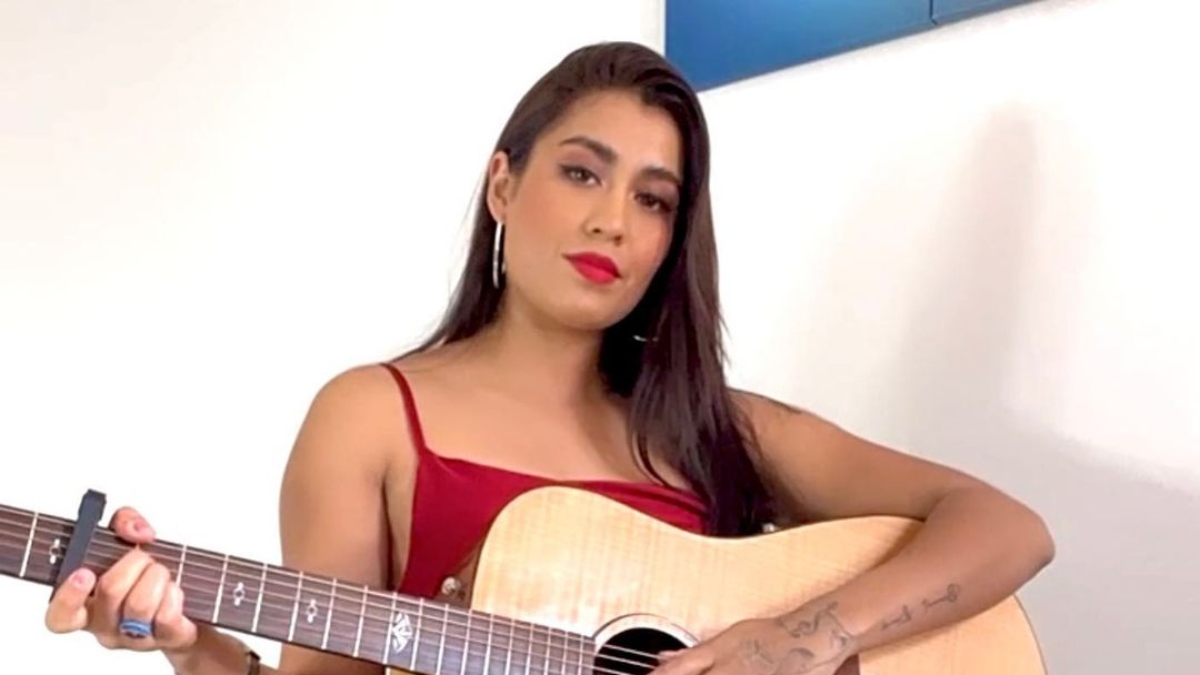 Profesora de guitarra triunfa en OnlyFans mostrando su curvilínea figura