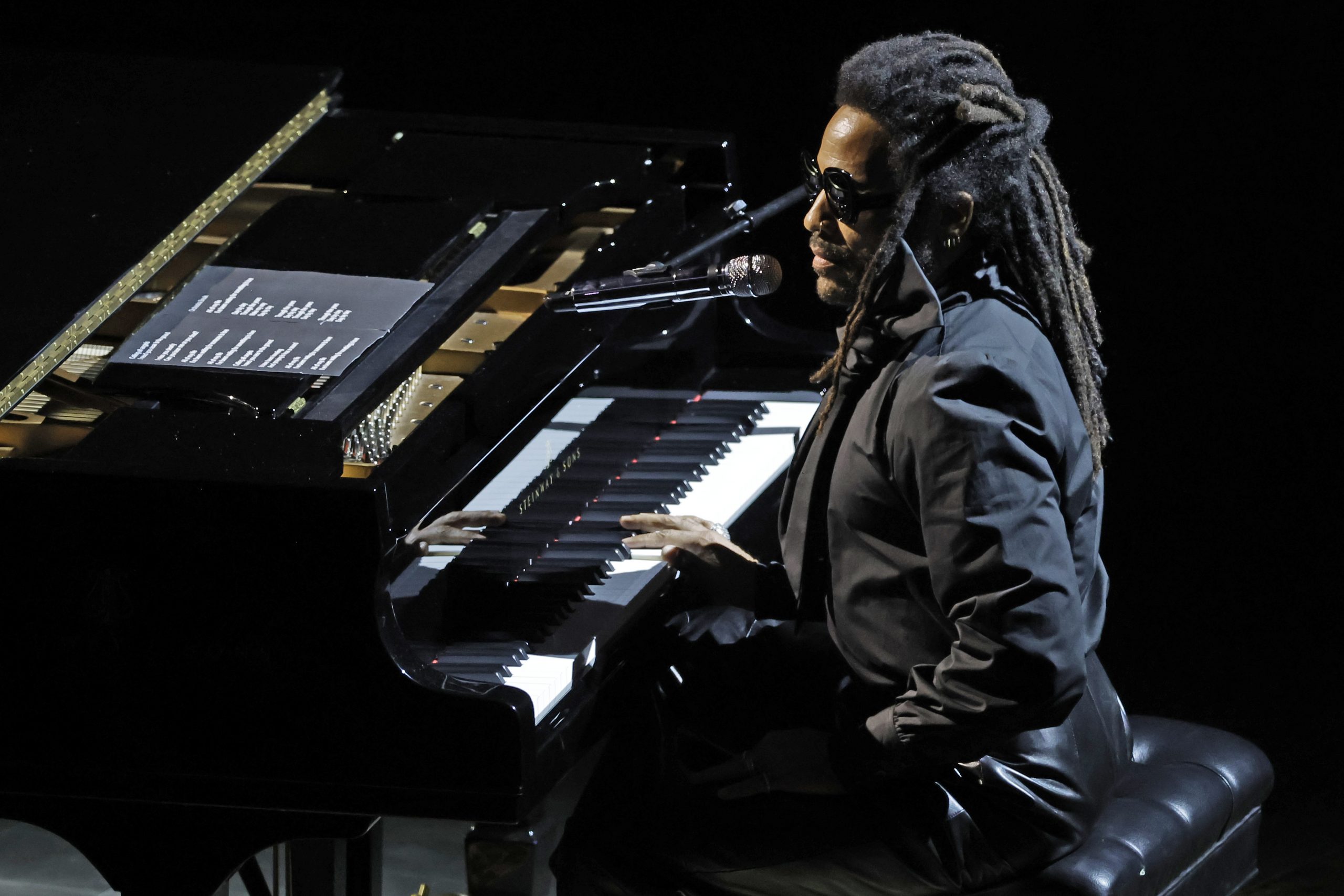 Así fue la presentación de Lenny Kravitz en los Oscar 2023