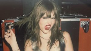 Victoria de Angelis se quitó los panties y posó en frente del espejo