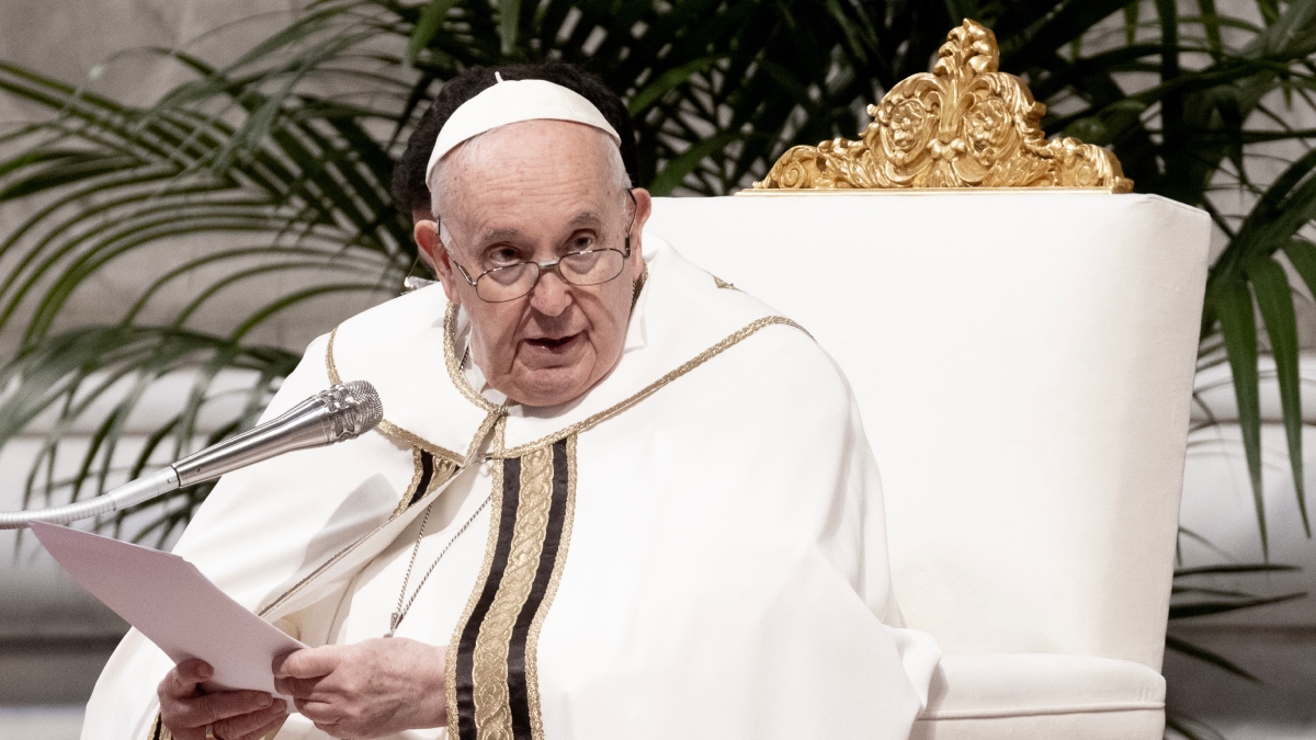 Inteligencia artificial recrea al papa saludando al diablo