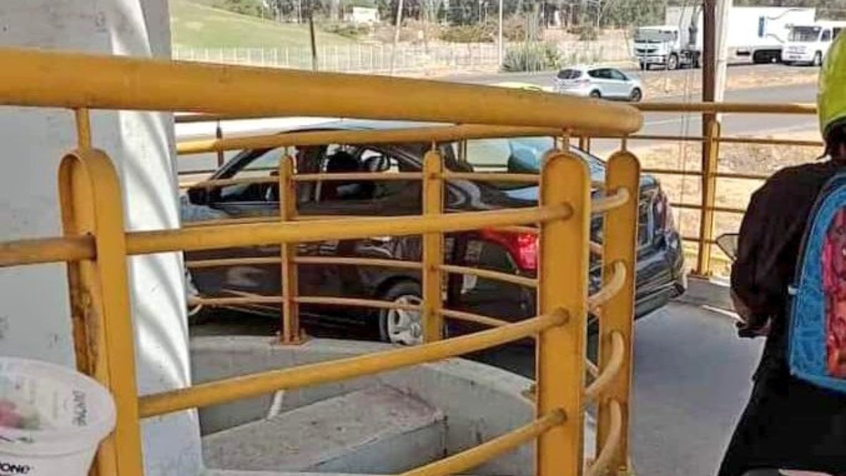 ¿Para qué te traje? Carro se queda atrapado en bajada de puente peatonal