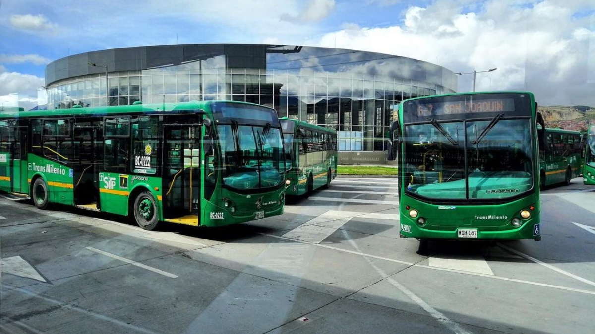 Borracho rompió un bus de TransMilenio por no paró donde él quería; lo volvió nada