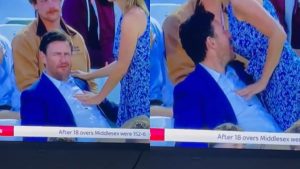 Cámara de estadio registró el momento en que hombre le muerde el busto a mujer