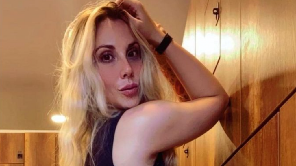 Juliana Casali encendió las redes con foto en sillón de motel
