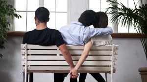 Hombre descubrió que su esposa le era infiel con su padre y está embarazada