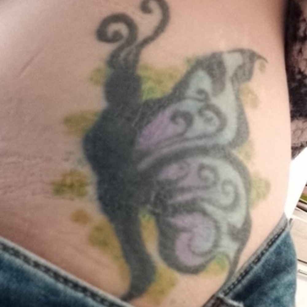 Una gallinita se quería cubrir un tatuaje y le quedó aún peor