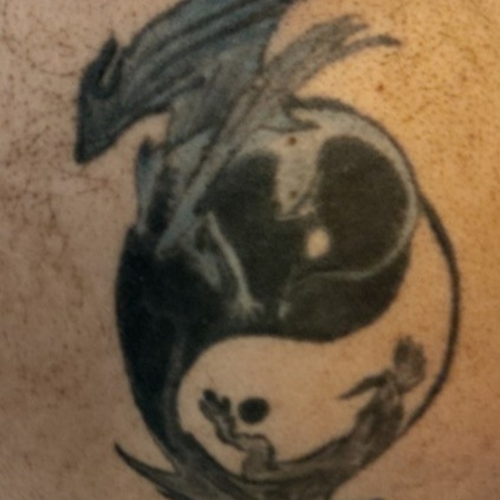 El primer tatuaje de un oyente, quedó chueco y ahora los dragones parecen gallinas.