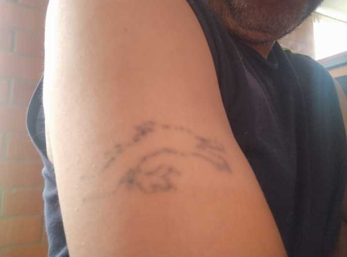 Con una aguja y tinta china, así fue como le tatuaron este supuesto dragón a nuestro oyente.
