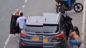 Hombre tenía escondida a ‘la otra’ en una camioneta, llegó su mujer y se armó la tremenda