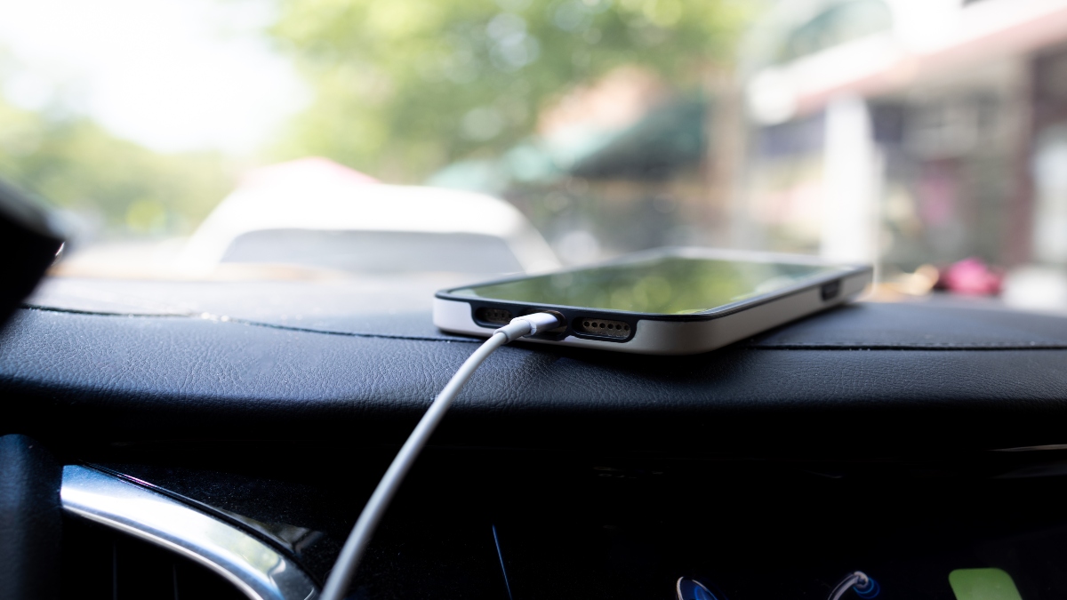 Celular cargando en un vehículo (Foto vía Getty Images)