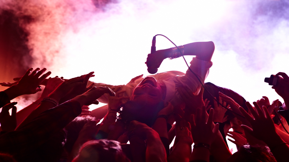Personas disfrutando de un concierto (Foto vía Getty Images)