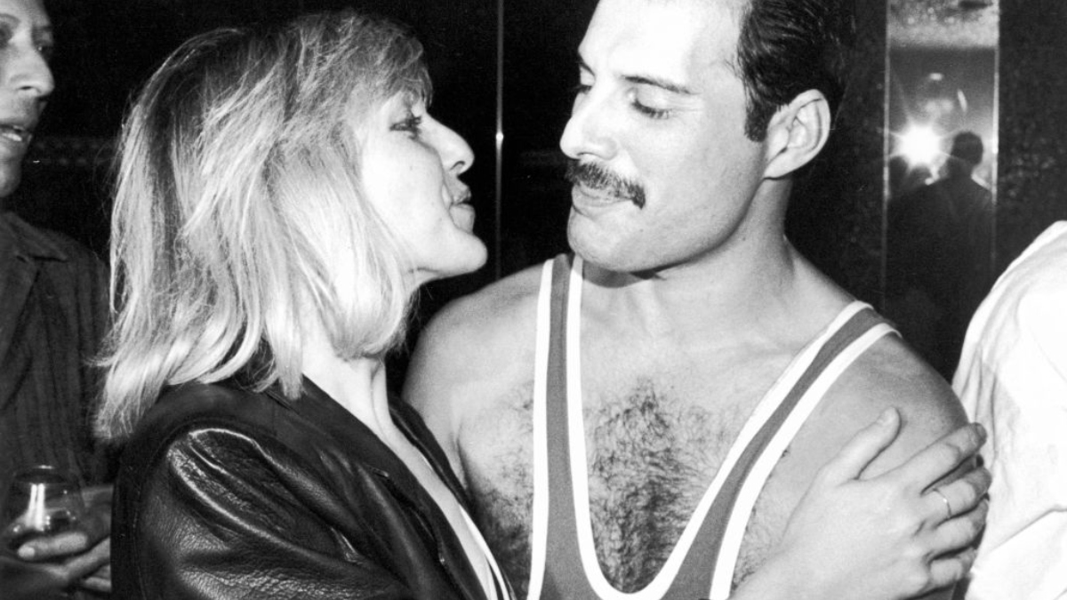 Freddie Mercury en la celebración de su cumpleaños 38, junto a su amiga Mary Austin.