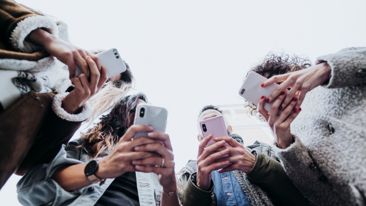 Grupo de personas usando el celular / Foto: GettyImages