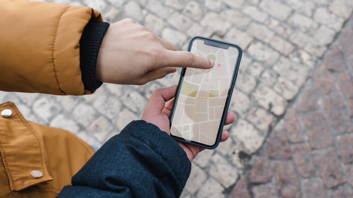 Personas buscando un celular usando GPS / Foto: GettyImages