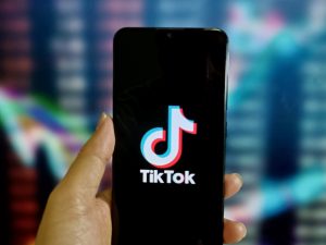Celular con logo de TikTok (Getty Images)