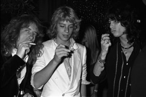 Brad Whitford, Steven Tyler y Leif Garret fumando en una fiesta en Los Angeles, California. (Getty Images)