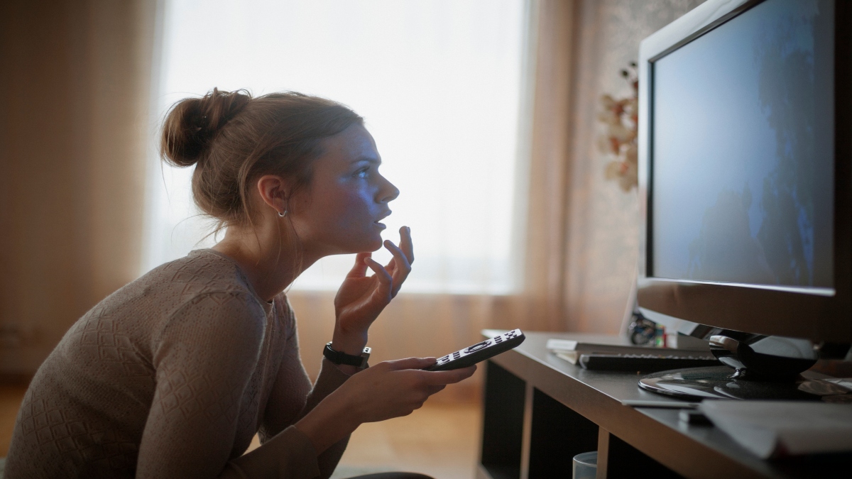Mujer viendo televisor cerca (Getty Images)