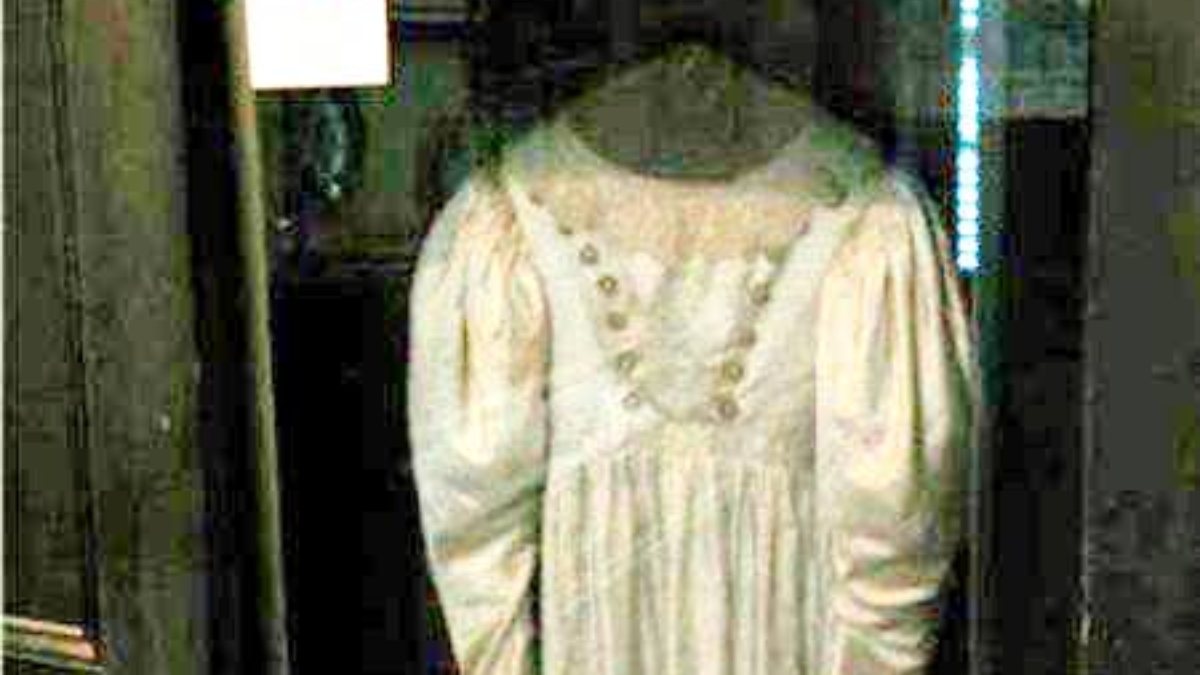 La aterradora historia detrás del traje de novia embrujado de Anne Baker
