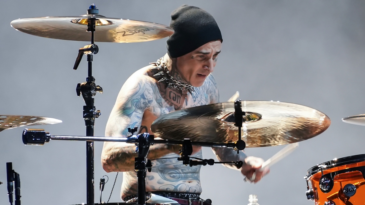 “Todavía lo odio”: Travis Barker revela detalles sobre su miedo a volar en avión