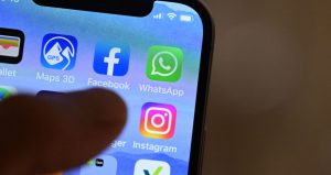 Celular-con-aplicaciones-de-Facebook-e-Instagram.jpg