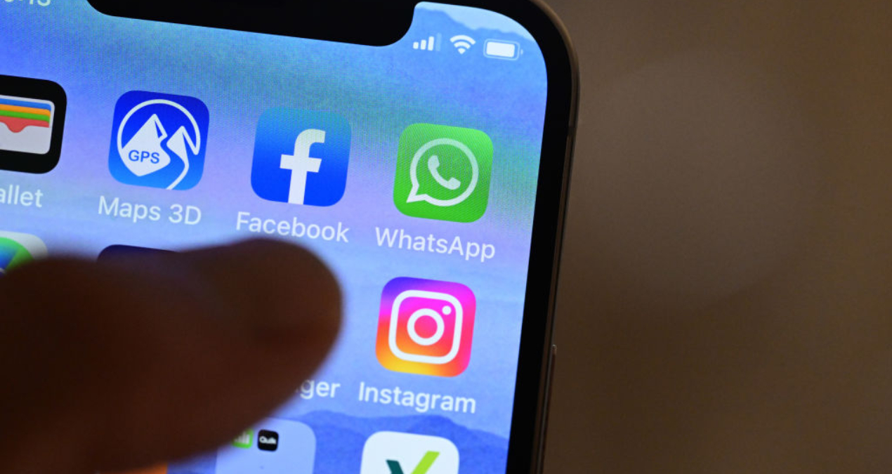 Celular-con-aplicaciones-de-Facebook-e-Instagram.jpg
