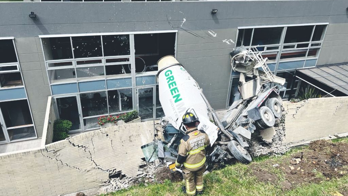 Impresionantes imágenes: camión mezclador cayó sobre edificio en Bogotá