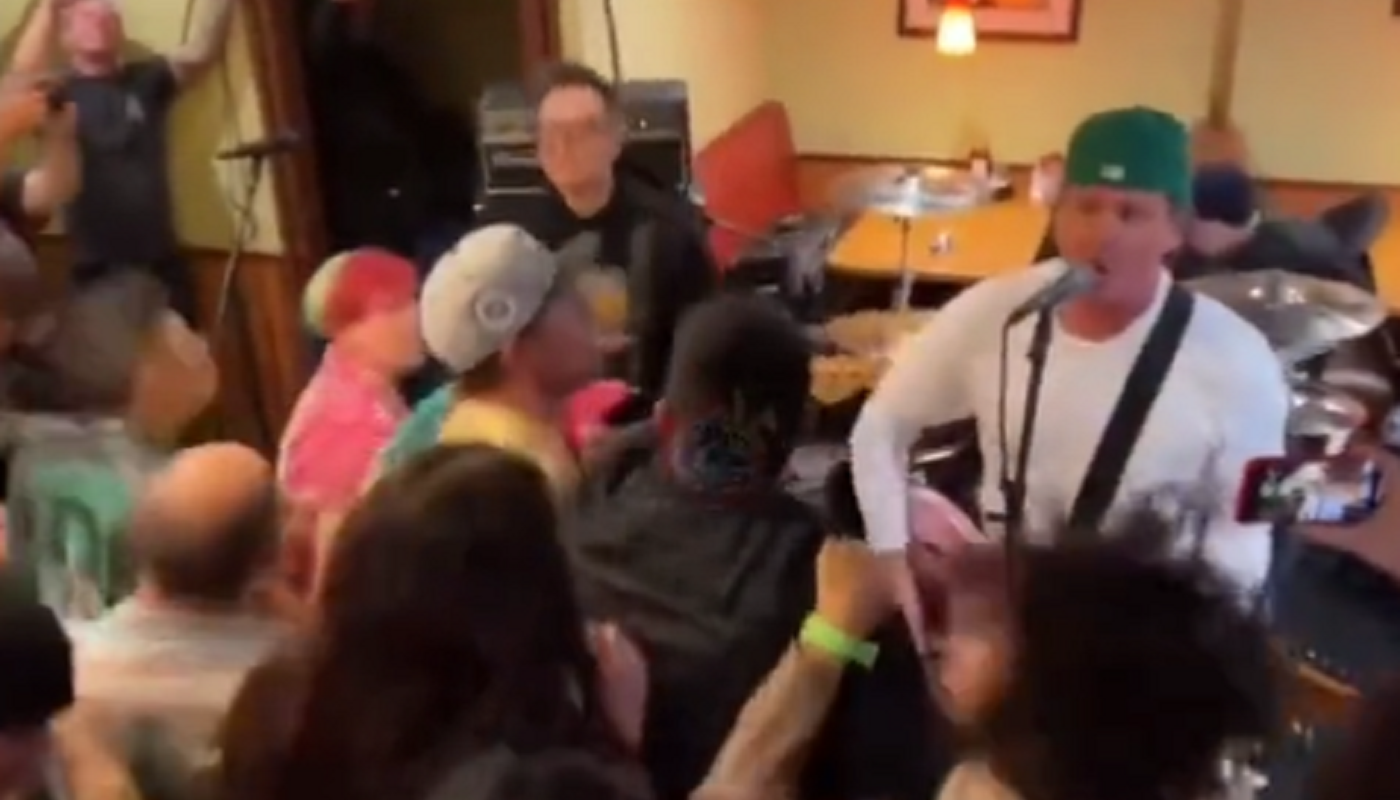 Blink-182 da concierto sorpresa en un restaurante y hay video