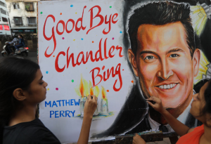 Fans llegan al edificio de 'Friends' para dar el último adiós a Matthew Perry