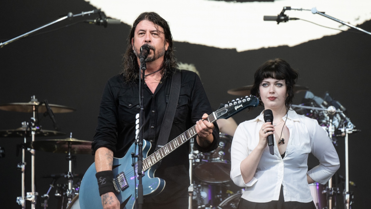 Emotivo momento: Dave Grohl y su hija Violet hacen tributo a Nirvana y Foo Fighters