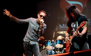 Slash y Chester Bennington