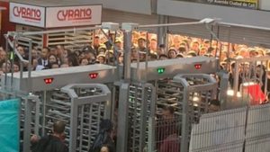 Estrenaron nuevos torniquetes de TransMilenio en Portal Américas y se armó tremendo caos