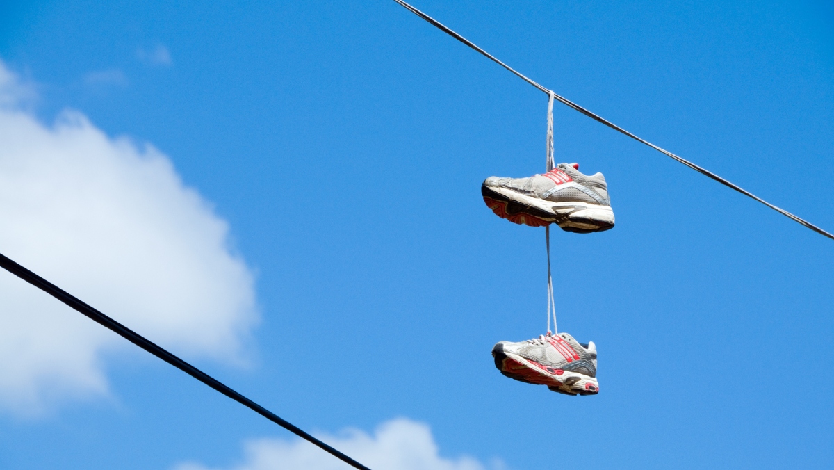 ¿Por qué se cuelgan zapatos en los cables eléctricos? Este es el verdadero significado