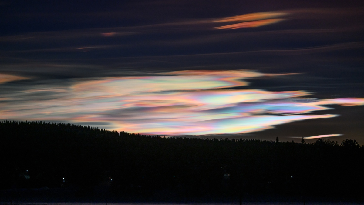 Las increíbles imágenes de nubes ‘arcoíris’ que cubrieron el cielo por tres días seguidos