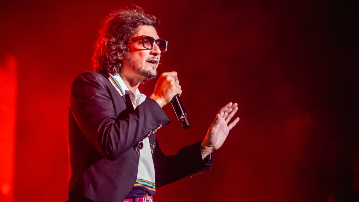 León Larregui denuncia que lo golpearon y discriminaron en París; esto dijo