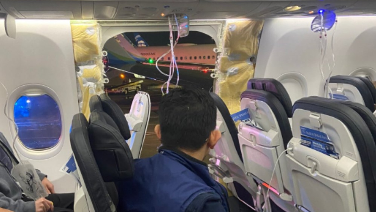 Momentos de angustia vivieron pasajeros luego de que avión perdiera puerta de emergencia