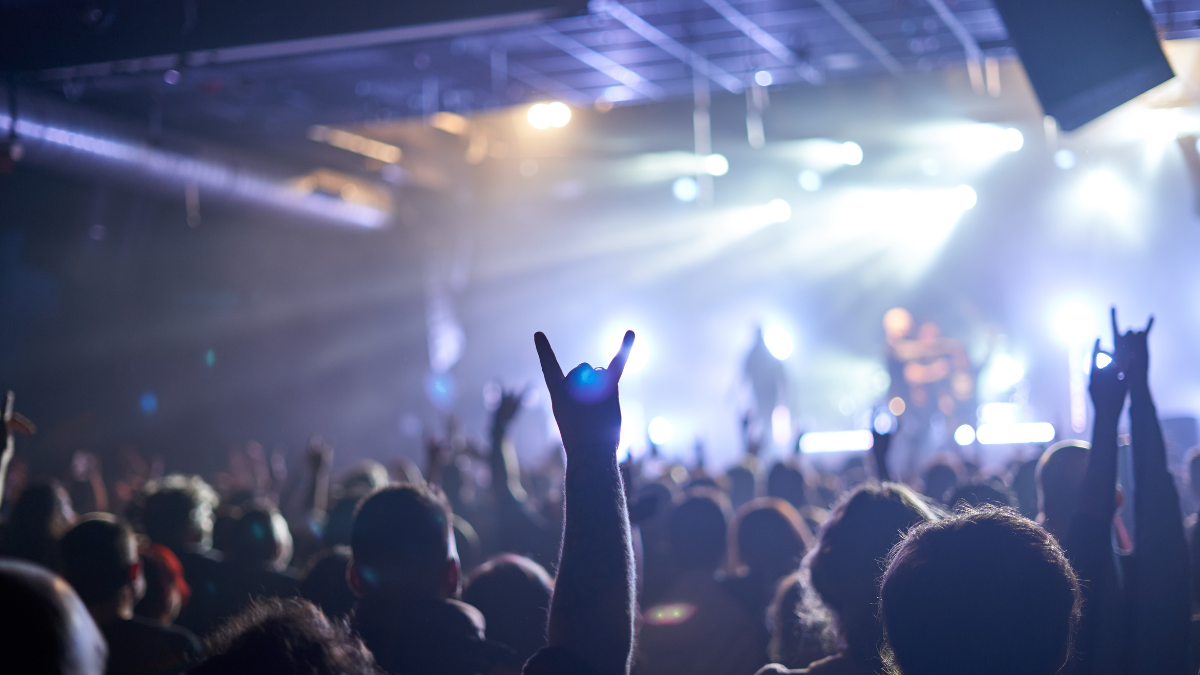 Personas disfrutando de un evento musical en vivo de rock (Foto vía Getty Images))