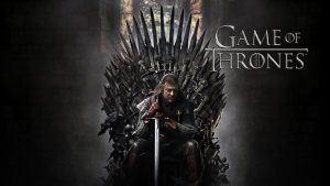 Póster oficial de Game of Thrones, encima logo de GOT (HBO / redes sociales)