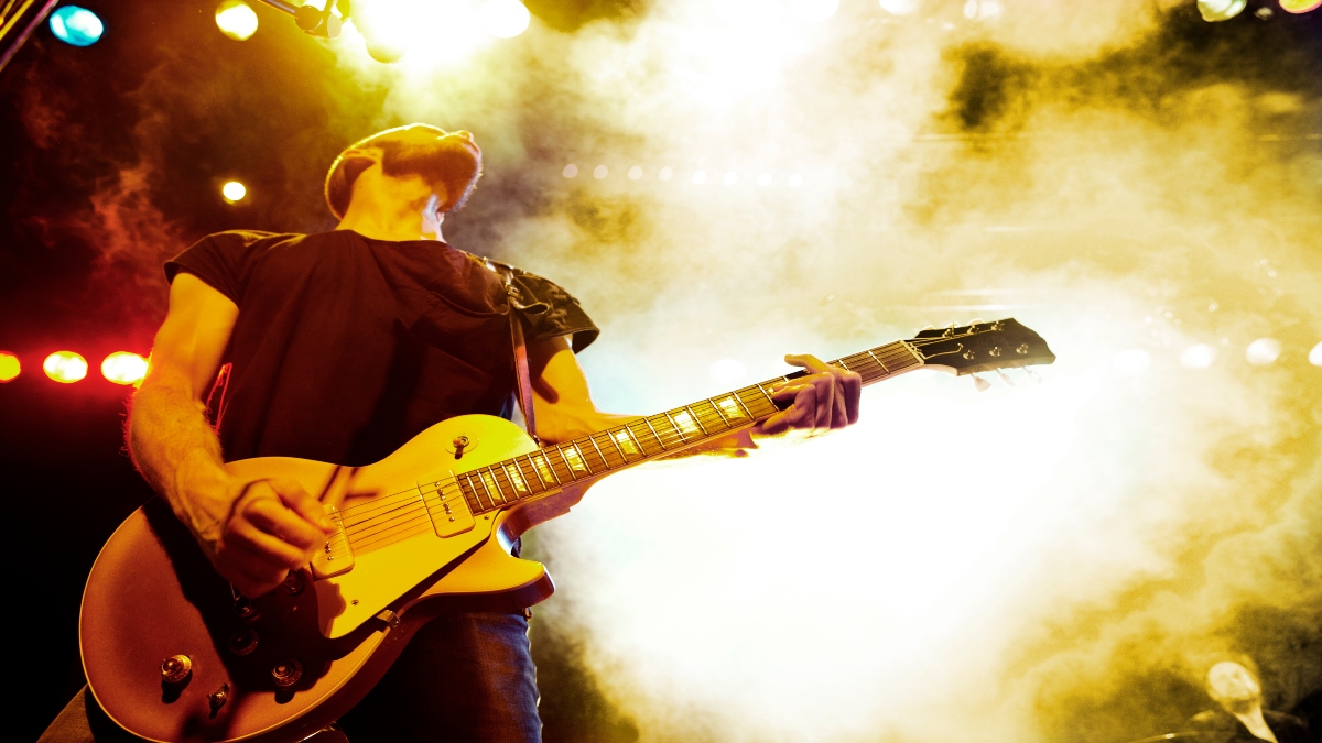 Hombre tocando la guitarra eléctrica en un evento. (Foto vía Getty Images)
