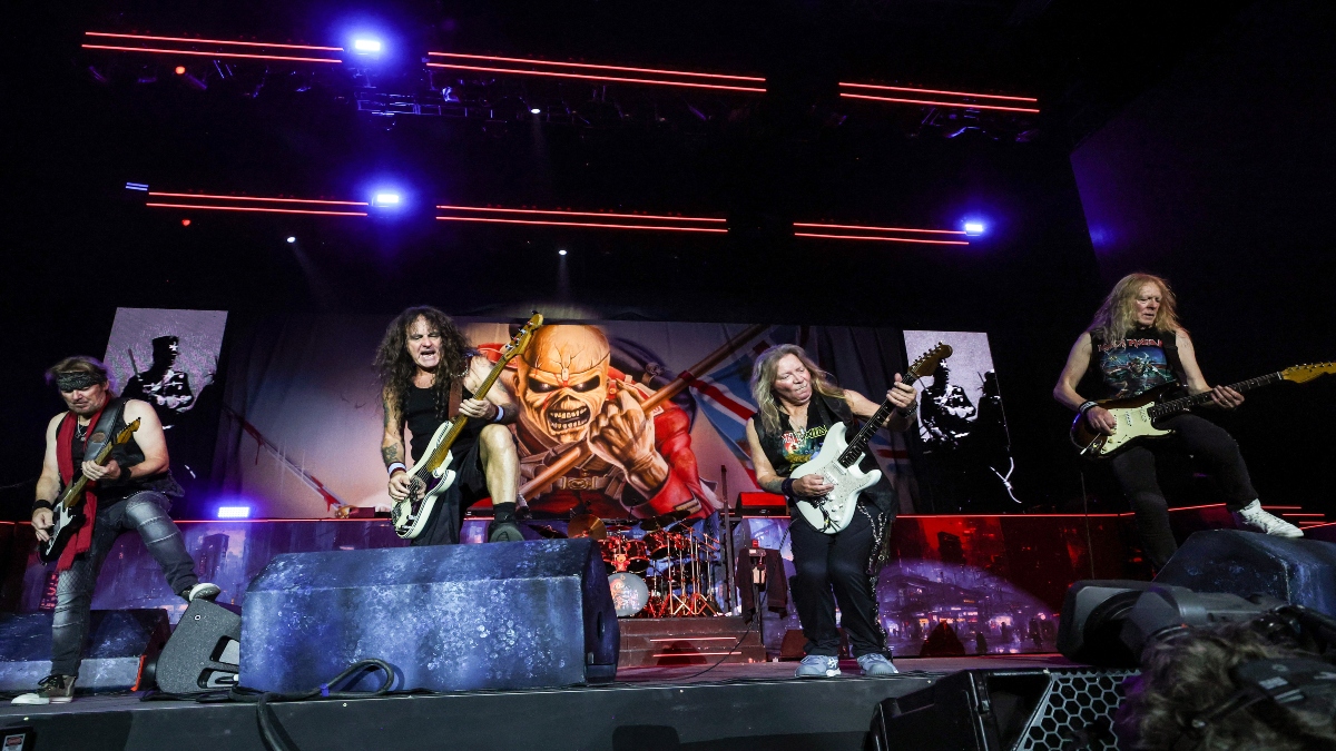 Iron Maiden durante un concierto en vivo (Foto vía Getty Images)