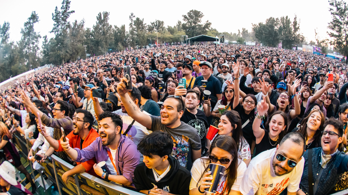 Personas asistiendo a un concierto en vivo (Foto vía Getty Images).