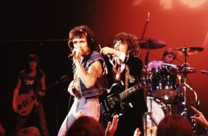Bon Scott y Angus Young de AC/DC //Getty Images