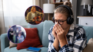 Mujer llorando mientras escucha música