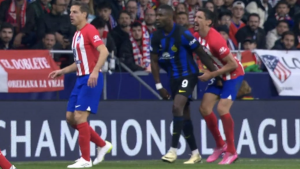 Jugador del Inter quedó en fuera de lugar por agarrar de las esféricas a uno del Atlético