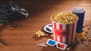 Vista en ángulo alto de palomitas de maíz en un recipiente sobre una mesa (Foto vía Getty Images)