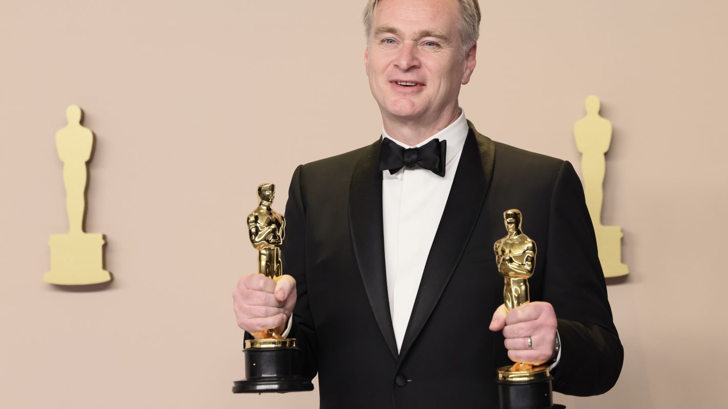 Christopher Nolan, ganador del premio a la mejor dirección y a la mejor película por "Oppenheimer" (Foto vía Getty Images)
