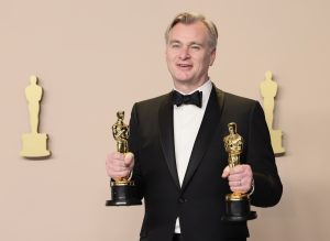 Christopher Nolan, ganador del premio a la mejor dirección y a la mejor película por "Oppenheimer" (Foto vía Getty Images)