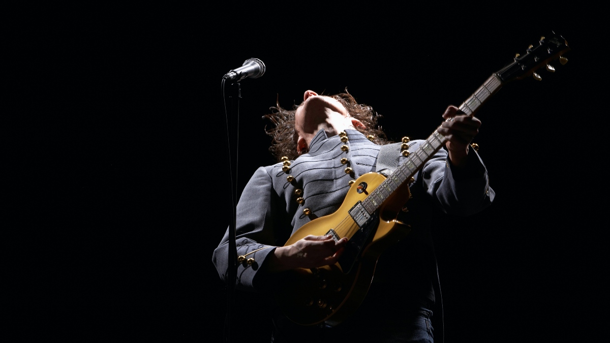 Hombre tocando la guitarra eléctrica (Foto vía Getty Images)