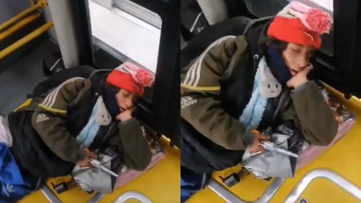 Usuario se quedó dormido en el TransMilenio con ‘arma’ para que no le roben los sueños  