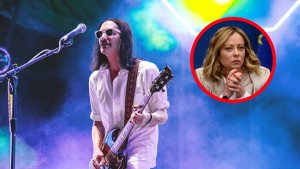 En un concierto de la banda, el vocalista hizo unos comentarios a la presidenta del Consejo que llegarían a ser condenados por la ley italiana.